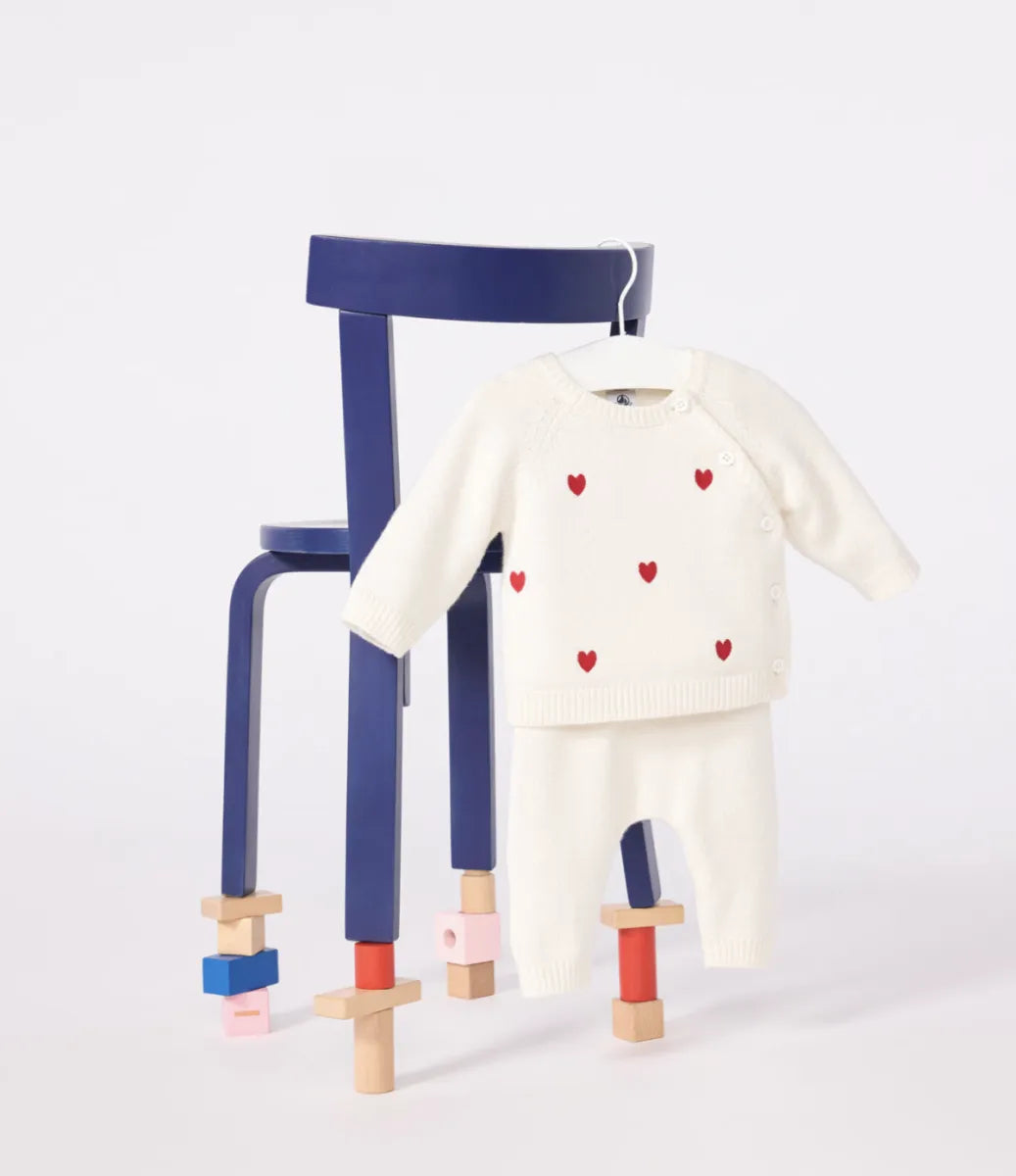 Petit Bateau Tweedelig gebreid babysetje met geborduurde hartjes
