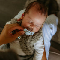 Mushie Baby's First Pacifier Fopspenen Set - Powder Blue